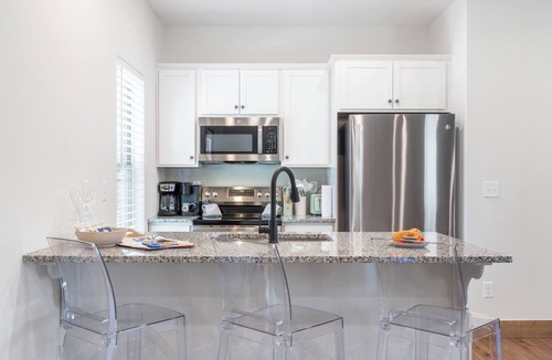Hollister Cabin | 2-Bedroom Lakeview Retreat Near Table Rock with Private Hot Tub & Free Attraction Tickets