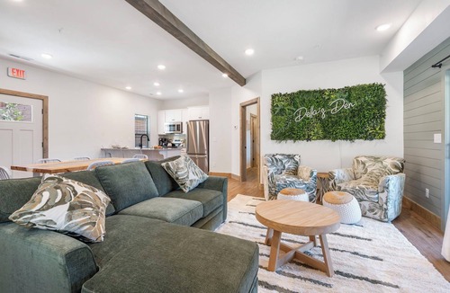 Hollister Cabin | 2-Bedroom Lakeview Retreat Near Table Rock with Private Hot Tub & Free Attraction Tickets
