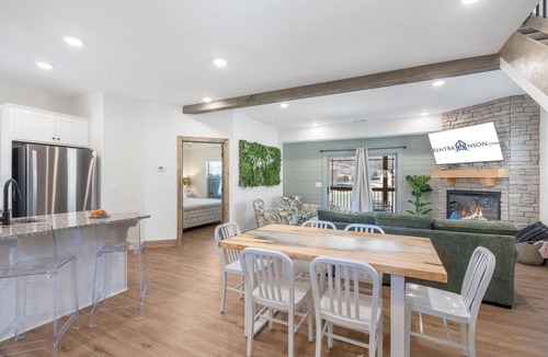 Hollister Cabin | 2-Bedroom Lakeview Retreat Near Table Rock with Private Hot Tub & Free Attraction Tickets