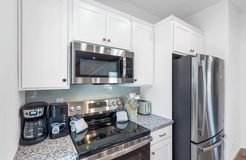 Hollister Cabin | 2-Bedroom Lakeview Retreat Near Table Rock with Private Hot Tub & Free Attraction Tickets
