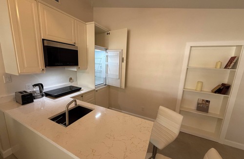 Sarasota Apartment | 2-bedroom secondary suite in lovely Sarasota