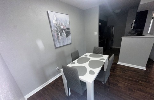 Midland Apartment | 🏡 2 bedrooms, 1 bathroom 🛁 cozy, modern apartment. With sofa bed 🛋️