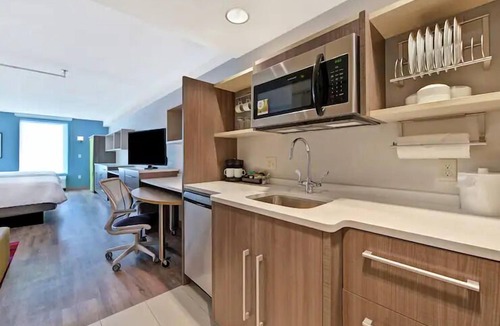 West Palm Beach Hotel | 2 Breezy Queen Studios w/Breakfast & Pool, 3.3mi Flagler Waterfront