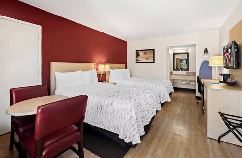 East Naples Hotel | 2 Clean Units + Relaxing Stay Near Naples Pier – for a Budget-Friendly Trip