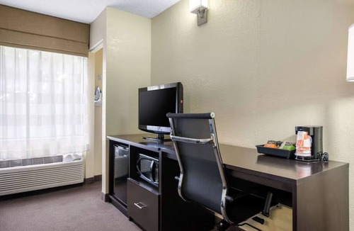 Bayou Oaks Hotel | 2 Convenient Rooms with 2 Double Beds for Short Stays Near Top Sarasota Spots