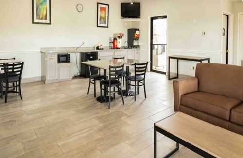 Nacogdoches Apartment | 2 Full Beds | Non-Smoking, Micfridge