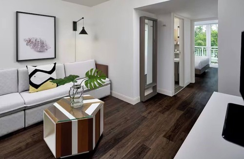Rock Harbor Resort | 2 Hammock Wing Junior Suite Near Beach & Pools