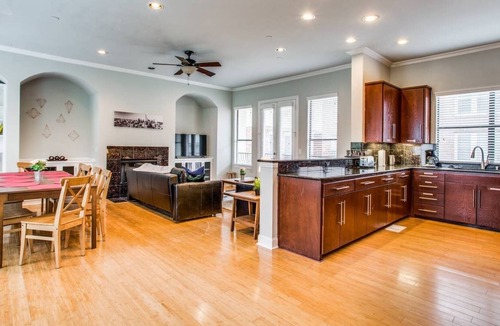 Oak Lawn House | 2 Huge Townhouses in Oak Lawn│PERFECT for groups