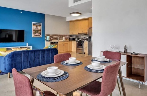 East Little Havana Apartment | 2 Kings |Walk score 90| Little Havana| Wifi