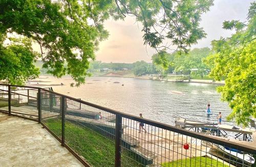 Burnet House | 2 Masters, 2 Living rooms, w/Paddleboards. Serene Waters.