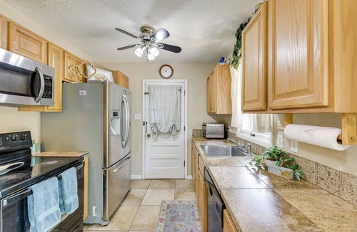 Fort Walton Beach Cottage | 2 Mi to Beach Relax by the Coast