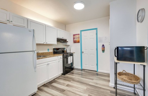 Royal Poinciana Cottage | 2 Mi to Ocean: Hollywood Beach Bungalow w/Patio