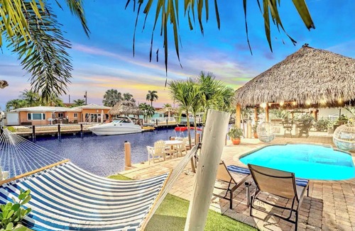 Garden Isles House | 2 miles from the beach! Heated pool/Hot tub/free kayaks & so much more