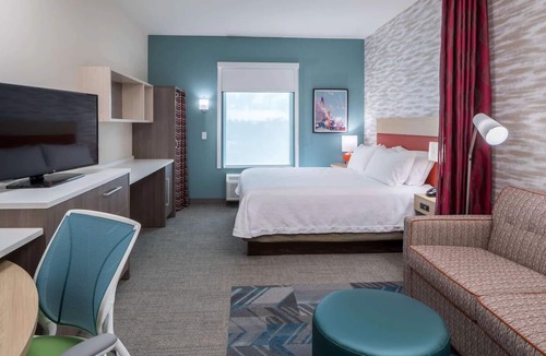Port Canaveral Hotel | 2 Modern King Studios w/Kitchens, Pool Bar & Breakfast | Port Canaveral