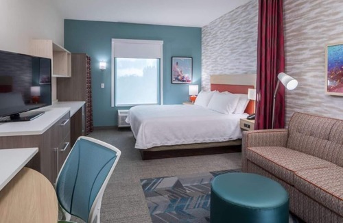 Port Canaveral Hotel | 2 Modern King Studios w/Kitchens, Pool Bar & Breakfast | Port Canaveral