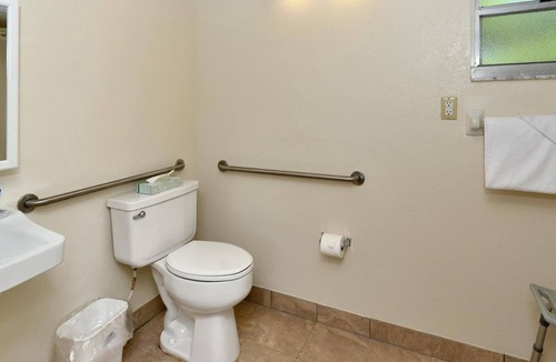 Bradenton Hotel | 2 Modern Rooms Designed for Guests Exploring the Historic Manatee Village Park