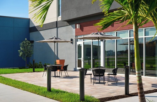 Melbourne Hotel | 2 Modern Rooms w/Sofa bed Ideal for Family Stay | Breakfast Included