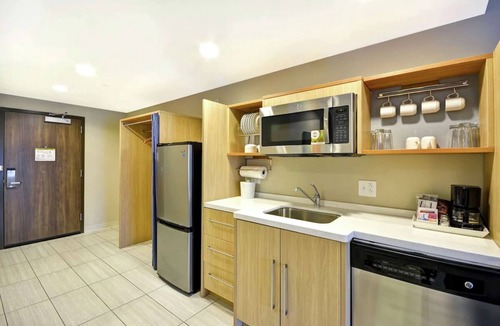Saint Simons Island Hotel | 2 Modern Suites w/In-Room Kitchenette & Free Breakfast Minutes from Beach