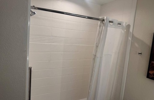 North San Antonio - SAT Hotel | 2 Modern Suites w/Kitchenette + Free Parking | Ideal for Comfort & Convenience