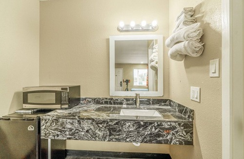 Rockdale Apartment | 2 Queen Beds Non-Smoking