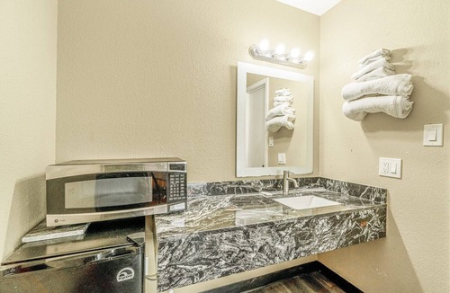 Rockdale Apartment | 2 Queen Beds Non-Smoking