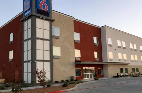 Midland Apartment | 2 Queen Beds | Non-Smoking, Kitchen, Shower