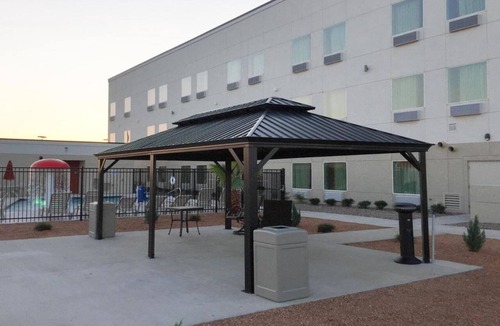 Midland Apartment | 2 Queen Beds | Non-Smoking, Kitchen, Shower