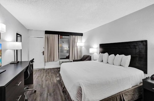 Downtown Hollywood Hotel | 2 Rooms | Coastal Getaway Near Hollywood Broadwalk w/Pool and Free Breakfast