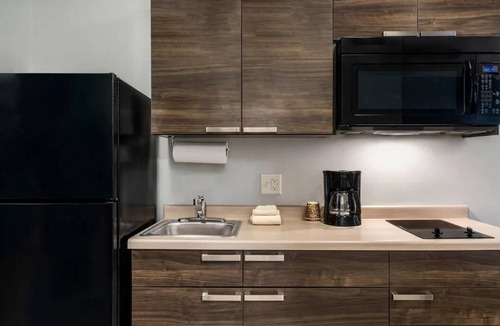 Deep Creek Hotel | 2 Sleek Units w/Kitchen & Free Parking | 5.5 Mi to Historic Punta Gorda
