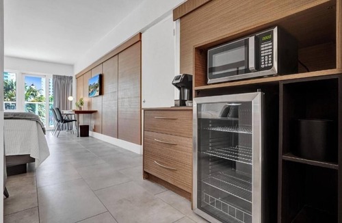 Galt Mile Hotel | 2 Spacious Resort Two Queen Units with Balcony in The Garden Hotel