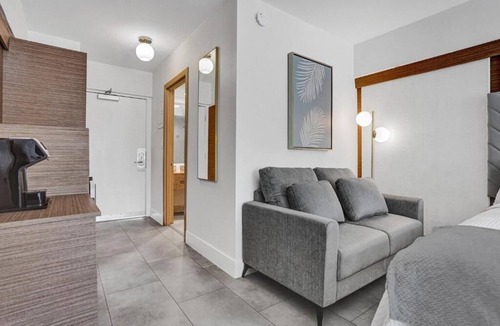 Galt Mile Hotel | 2 Spacious Resort Two Queen Units with Balcony in The Garden Hotel