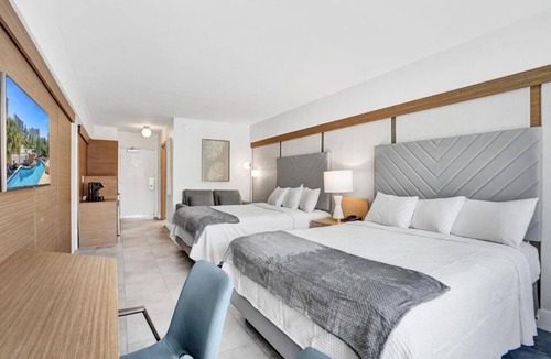 Galt Mile Hotel | 2 Spacious Resort Two Queen Units with Balcony in The Garden Hotel