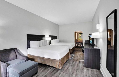 Downtown Hollywood Hotel | 2 Spacious Room, Perfect weekend getaway near attractions and beach + Breakfast!