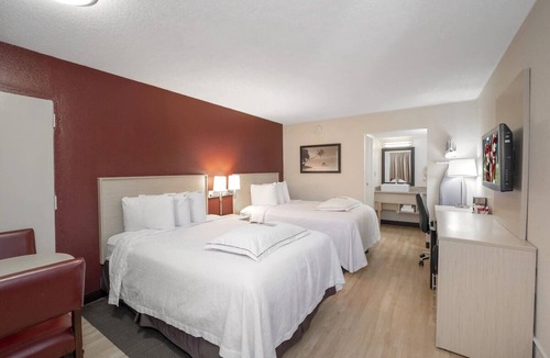 East Naples Hotel | 2 Sunlit Naples Rooms Close to Fifth Ave Shops – Pocket-Friendly & Relaxing