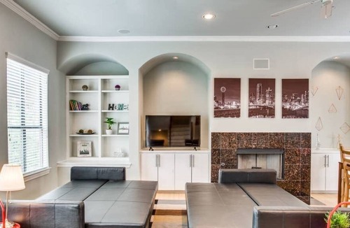 Oak Lawn House | 2-Unit Grand Oak Lawn house | Perfect for Groups