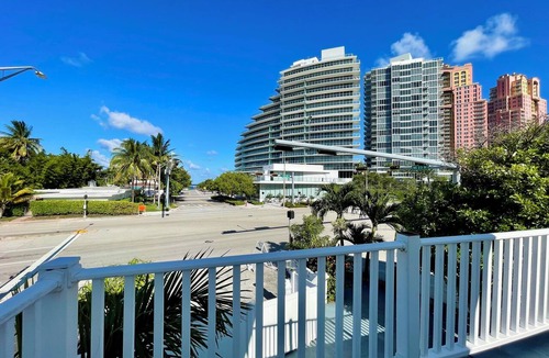 Lauderdale Beach Apartment | 2237/U3-Welcoming-Beach Front-3-bedroom-apt -AC-Downtown