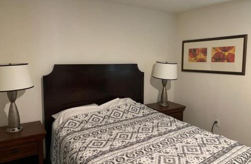 Heathrow Apartment | 2Bed 2Bath Lake Front Jewel