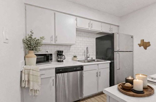 Central Arlington Apartment | 2BR 8 Min Walk to AT&T Stadium Free Parking
