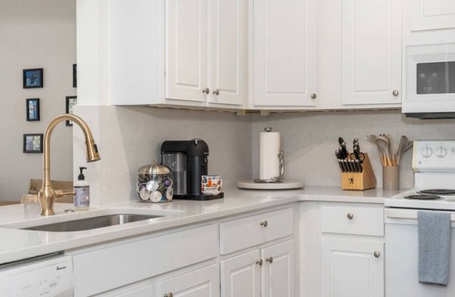 Haile Plantation Condo | 2BR Haile Village Condo | Near UF, Pool + Gym