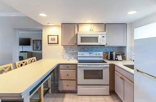 Captiva Hotel | 2BR Poolside Suite | Outdoor Swimming Pools | Close to the Beach | Free Parking