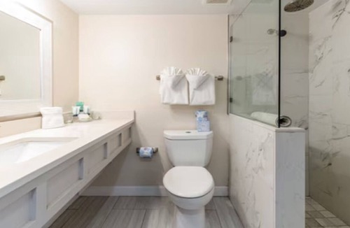 Captiva Hotel | 2BR Poolside Suite | Outdoor Swimming Pools | Close to the Beach | Free Parking