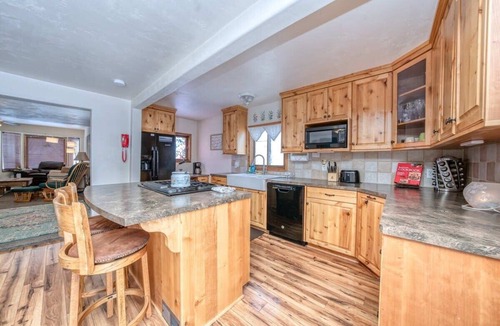 Leadville North House | 2BR Victorian Retreat Near Trail & Pet Friendly