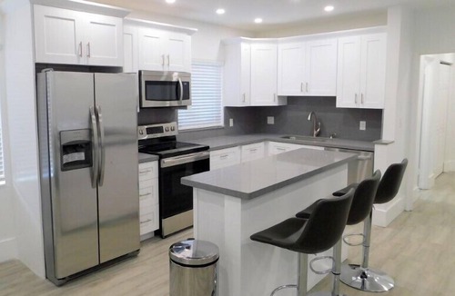 Hollywood House | 3/2 For 8 Guests-Beach View-Shared Furnished Patio