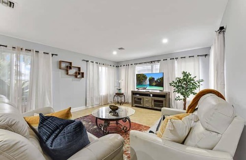 Highland Garden House | 3/2 home w/king bed, work space, WiFi, laundry