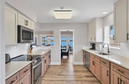 Ringling Estates House | 3 Bed, 3 Bath, Pool with Hot tub with water view