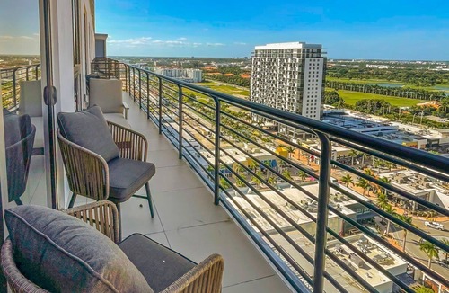 Doral Apartment | 3-Bed Golf-View Suite w/Kitchen | Pool & Sauna