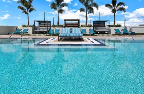 Doral Apartment | 3-Bed Golf-View Suite w/Kitchen | Pool & Sauna