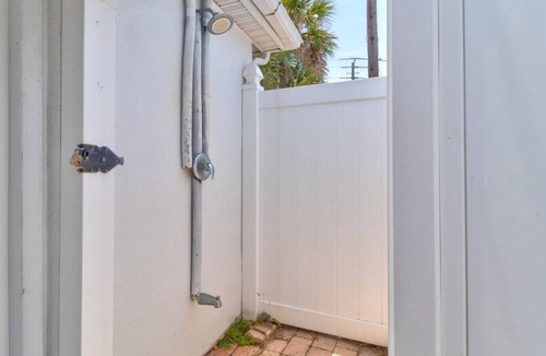 O'byrne Cottage | 3 Bedroom 2 Bath Pet Friendly Ocean View 4 Houses From Beach