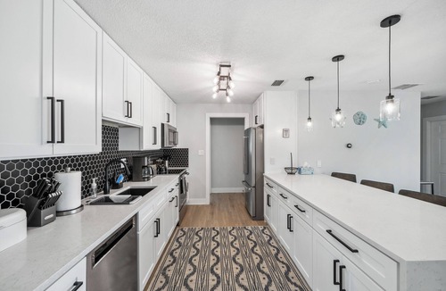 Venice Gardens House | 3-bedroom 2-bathroom! FREE Heated Pool! Close Beaches! Pet! CLEAN!