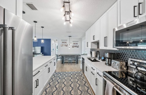 Venice Gardens House | 3-bedroom 2-bathroom! FREE Heated Pool! Close Beaches! Pet! CLEAN!